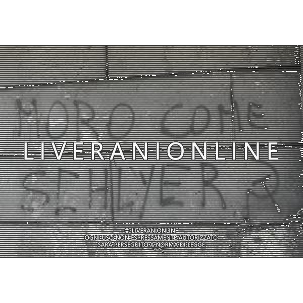 NEG-1978 MILANO SCRITTE CONTRO L\'ONOREVOLE ALDO MORO DURANTE IL RAPIMENTO DELLE BRIGATE ROSSE AG ALDO LIVERANI SAS
