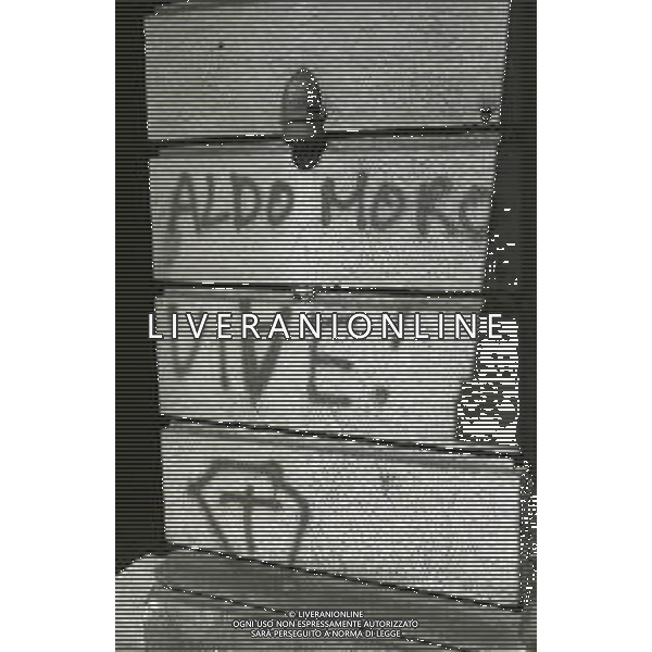 NEG-1978 MILANO SCRITTE CONTRO L\'ONOREVOLE ALDO MORO DURANTE IL RAPIMENTO DELLE BRIGATE ROSSE AG ALDO LIVERANI SAS