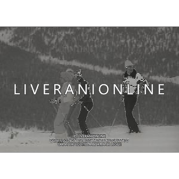 NEG-RETROSPETTIVA RE COSTANTINO II DI GRECIA NELLA FOTO RE CONSTANTINO II DI GRECIA A SAINT MORITZ CON FAMIGLIA SULLA NEVE NELL\'ANNO 1973 AG ALDO LIVERANI SAS