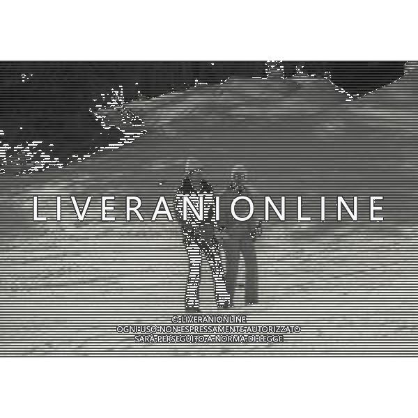 NEG-RETROSPETTIVA RE COSTANTINO II DI GRECIA NELLA FOTO RE CONSTANTINO II DI GRECIA A SAINT MORITZ CON FAMIGLIA SULLA NEVE NELL\'ANNO 1973 AG ALDO LIVERANI SAS