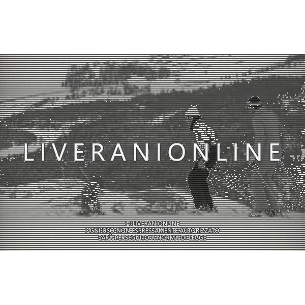 NEG-RETROSPETTIVA RE COSTANTINO II DI GRECIA NELLA FOTO RE CONSTANTINO II DI GRECIA A SAINT MORITZ CON FAMIGLIA SULLA NEVE NELL\'ANNO 1973 AG ALDO LIVERANI SAS