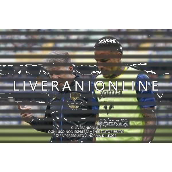 Marco Baroni Head Coach of Hellas Verona FC speaks to Michael Folorunsho of Hellas Verona FC during Hellas Verona FC vs AC Milan, 29° Serie A Tim 2023-24 game at Marcantonio Bentegodi Stadium in Verona (VR), Italy, on March 17, 2024. (Photo by Davide Casentini)/ AGENZIA ALDO LIVERANI SAS
