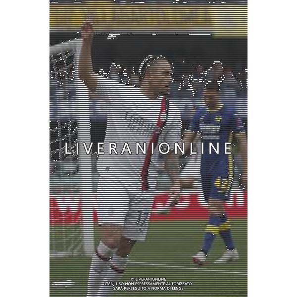 Esultanza - Noah Okafor of AC Milan celebrates after Christian Pulisic of AC Milan goal during Hellas Verona FC vs AC Milan, 29° Serie A Tim 2023-24 game at Marcantonio Bentegodi Stadium in Verona (VR), Italy, on March 17, 2024. (Photo by Davide Casentini)/ AGENZIA ALDO LIVERANI SAS