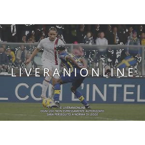 Noah Okafor of AC Milan contrasto Juan David Cabal Murillo of Hellas Verona FCduring Hellas Verona FC vs AC Milan, 29° Serie A Tim 2023-24 game at Marcantonio Bentegodi Stadium in Verona (VR), Italy, on March 17, 2024. (Photo by Davide Casentini)/ AGENZIA ALDO LIVERANI SAS