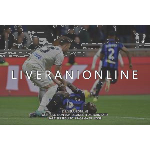 Inter vs Napoli nella foto Amir Rrahmani (Napoli) invita Marcus Thuram (Inter) a rialzarsi dopo il contatto in area giudicato regolare dall\'arbitro Federico La Penna di Roma e VAR Milano 17-03-2024 Stadio Giuseppe Meazza - San Siro Campionato Serie A TIM - 29a giornata foto Roberto Garavaglia/Agenzia Aldo Liverani sas/ AGENZIA ALDO LIVERANI SAS