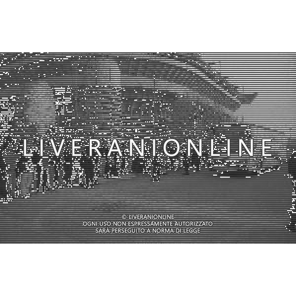 NEG-26-03-1994 MILANO-CAMPIONATO DI CALCIO SERIE A INTER-GENOA 1-3 NELLA FOTO IL PULMANN DELL\'INTER ALL\'USCITA DALLO STADIO DOPO A SCONFITTA E LA CONTESTAZIONE DEI TIFOSI AG ALDO LIVERANI SAS
