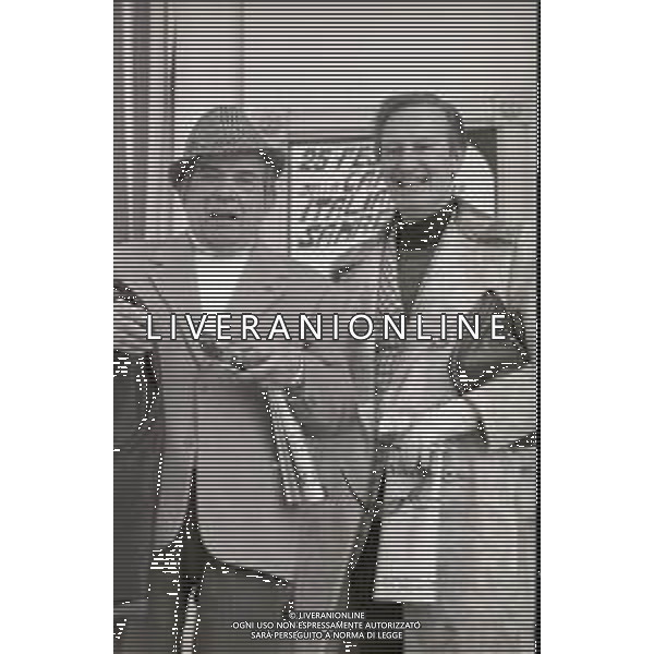 NEG-RETROSPETTIVA CINIO ANGELINI DIRETTORE D\'ORCHESTRA E ARRANGIATORE NELLA FOTO CINICO ANGELINI CON NUNZIO FILOGAMO A SANREMO NELL\'ANNO 1975 AG ALDO LIVERANI SAS