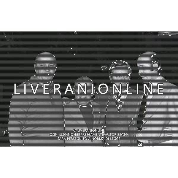 NEG-RETROSPETTIVA CINIO ANGELINI DIRETTORE D\'ORCHESTRA E ARRANGIATORE NELLA FOTO CINICO ANGELINI CON ENRICO SIMONETTI A SANREMO NELL\'ANNO 1975 AG ALDO LIVERANI SAS
