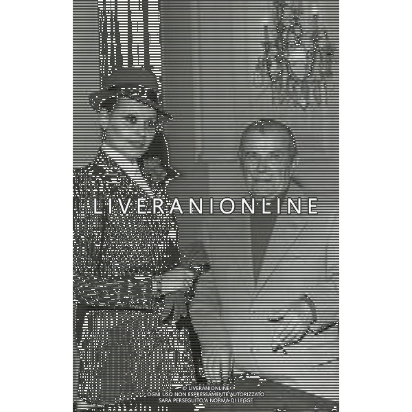 NEG-RETROSPETTIVA CINIO ANGELINI DIRETTORE D\'ORCHESTRA E ARRANGIATORE NELLA FOTO CINICO ANGELINI A SANREMO NELL\'ANNO 1975 AG ALDO LIVERANI SAS
