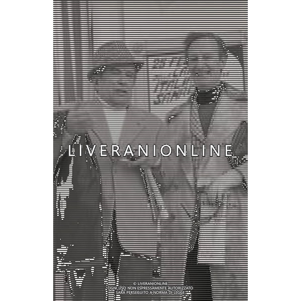 NEG-RETROSPETTIVA CINIO ANGELINI DIRETTORE D\'ORCHESTRA E ARRANGIATORE NELLA FOTO CINICO ANGELINI CON NUNZIO FILOGAMO A SANREMO NELL\'ANNO 1975 AG ALDO LIVERANI SAS