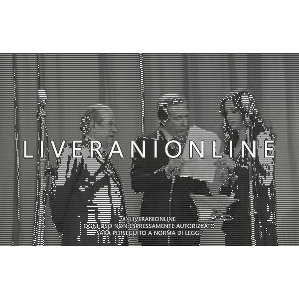 NEG-RETROSPETTIVA CINIO ANGELINI DIRETTORE D\'ORCHESTRA E ARRANGIATORE NELLA FOTO CINICO ANGELINI CON MIKE BONGIORNO E SABINA CIUFFINI A SANREMO NELL\'ANNO 1975 AG ALDO LIVERANI SAS