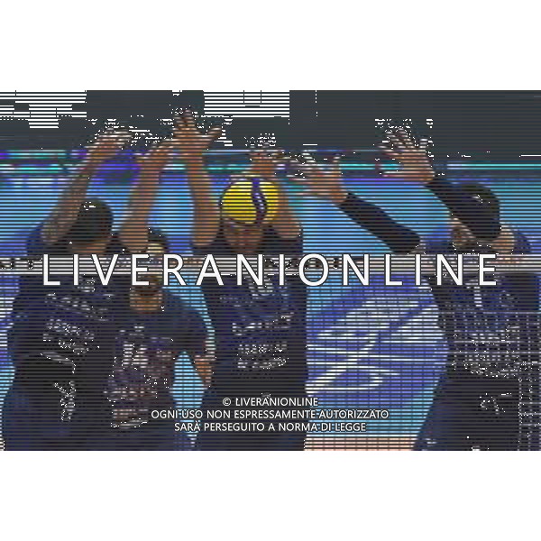 TVRG Monza vs Civitanova nella foto un muro vincente di Arthur Szwarc (Vero Volley Monza), Gabriele Di Martino (Vero Volley Monza) e Stephen Maar (Vero Volley Monza) Monza 24-03-2024 OpiquadArena Mint Vero Volley Monza vs Cucine Lube Civitanova SuperLega Credem Banca - gara 4 quarti di finale playoff scudetto foto Roberto Garavaglia/Agenzia Aldo Liverani sas/ AGENZIA ALDO LIVERANI SAS