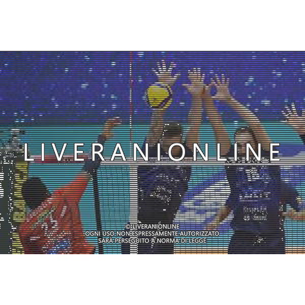 TVRG Monza vs Civitanova nella foto Marlon Yant Herrera (Civitanova) contro il muro di Arthur Szwarc (Vero Volley Monza) e Gabriele Di Martino (Vero Volley Monza) Monza 24-03-2024 OpiquadArena Mint Vero Volley Monza vs Cucine Lube Civitanova SuperLega Credem Banca - gara 4 quarti di finale playoff scudetto foto Roberto Garavaglia/Agenzia Aldo Liverani sas/ AGENZIA ALDO LIVERANI SAS