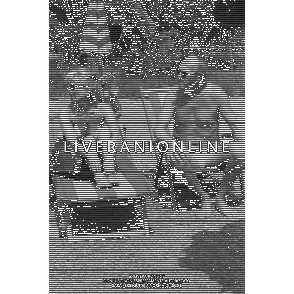 Neg- RETROSPETTIVA RAIMONDO VIANELLO CONDUTTORE TELEVISIVO NELLA FOTO CON LA MOGLIE SANDRA MONDAINI AL MARE A NAXOS NELL\'ANNO 1986 AG ALDO LIVERANI SAS