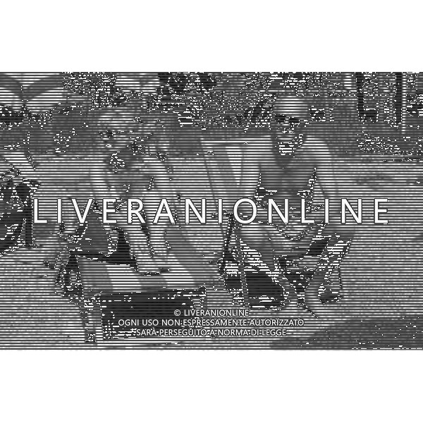 Neg- RETROSPETTIVA RAIMONDO VIANELLO CONDUTTORE TELEVISIVO NELLA FOTO CON LA MOGLIE SANDRA MONDAINI AL MARE A NAXOS NELL\'ANNO 1986 AG ALDO LIVERANI SAS