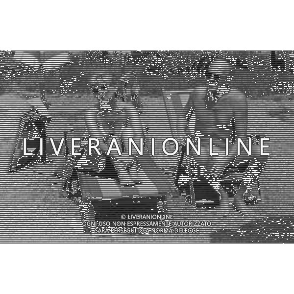 Neg- RETROSPETTIVA RAIMONDO VIANELLO CONDUTTORE TELEVISIVO NELLA FOTO CON LA MOGLIE SANDRA MONDAINI AL MARE A NAXOS NELL\'ANNO 1986 AG ALDO LIVERANI SAS