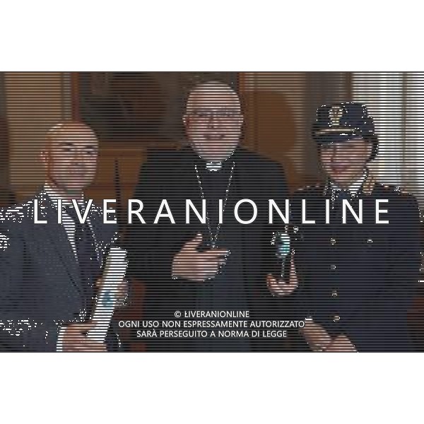 IMOLA 28 03 2024 LA POLIZIA DI STATO DONA L\'OLIO DI CAPACI PER LA MESSA CRESIMALE NELLA FOTO PRIMO DIRIGENTE DELLA POLIZIA DI STATO DI IMOLA LUCIANO DI PRISCO,VESCOVO DI IMOLA GIOVANNI MOSCIATTI E ANGELA PICCIRILLO POLIZIA DI STATO FOTO GIANNI SANNA-AG ALDO LIVERANI SAS