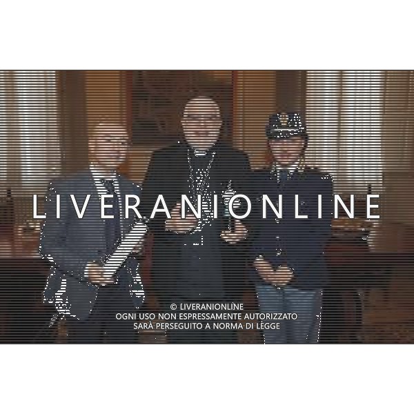 IMOLA 28 03 2024 LA POLIZIA DI STATO DONA L\'OLIO DI CAPACI PER LA MESSA CRESIMALE NELLA FOTO PRIMO DIRIGENTE DELLA POLIZIA DI STATO DI IMOLA LUCIANO DI PRISCO,VESCOVO DI IMOLA GIOVANNI MOSCIATTI E ANGELA PICCIRILLO POLIZIA DI STATO FOTO GIANNI SANNA-AG ALDO LIVERANI SAS
