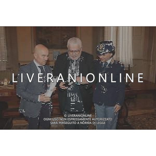 IMOLA 28 03 2024 LA POLIZIA DI STATO DONA L\'OLIO DI CAPACI PER LA MESSA CRESIMALE NELLA FOTO PRIMO DIRIGENTE DELLA POLIZIA DI STATO DI IMOLA LUCIANO DI PRISCO,VESCOVO DI IMOLA GIOVANNI MOSCIATTI E ANGELA PICCIRILLO POLIZIA DI STATO FOTO GIANNI SANNA-AG ALDO LIVERANI SAS