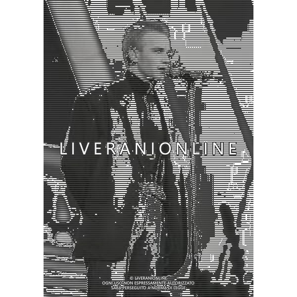 NEG-RETROSPETTIVA TEO LOSITO CANTANTE NELLA FOTO TEO LOSITO A SANREMO NELL\'ANNO 1987 A SANREMO AG ALDO LIVERANI SAS