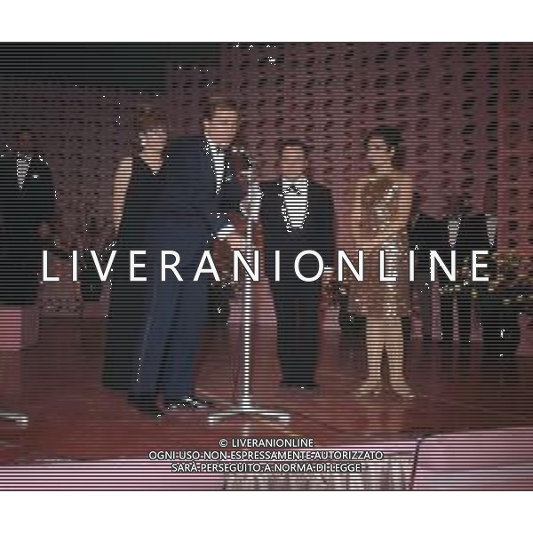 DIP-RETROSPETTIVA IVA ZANICCHI CANTANTE NELLA FOTO IVA ZANICCHI NELL\'ANNO 1967 AL FESTIVAL DELLA CANZONE ITALIANA DI SANREMO CON MIKE BONGIORNO AG ALDO LIVERANI SAS