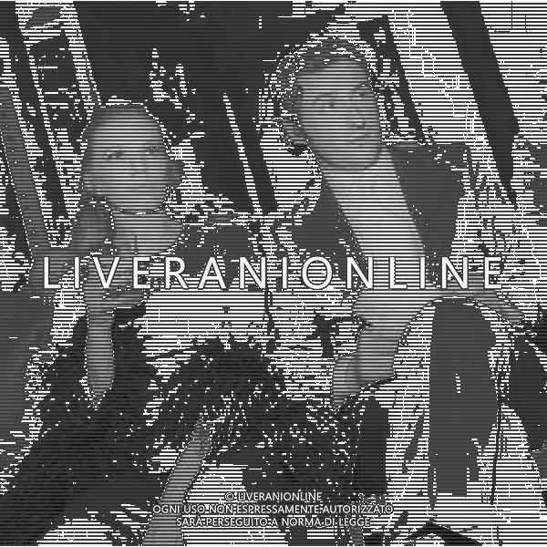RETROSPETTIVA IVA ZANICCHI CANTANTE NELLA FOTO IVA ZANICCHI NELL\'ANNO 1970 A MILANO AL CIRCOLO DELLA STAMPA CON PINO DONAGGIO AG ALDO LIVERANI SAS 