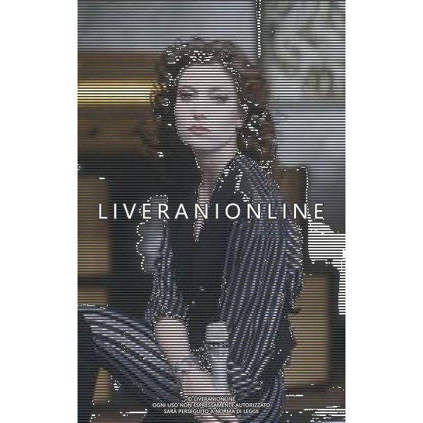 DIAP-RETROSPETTIVA SABINA GUZZANTI ATTRICE NELLA FOTO SABINA GUZZANTI NELLA TRASMISSIONE TELEVISIVA “LA TV DELLE RAGAZZE“ ANNO 1989 AG ALDO LIVERANI SAS