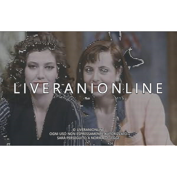 DIAP-RETROSPETTIVA SABINA GUZZANTI ATTRICE NELLA FOTO SABINA GUZZANTI CON ALESSANDRA CASELLA NELLA TRASMISSIONE TELEVISIVA “LA TV DELLE RAGAZZE“ ANNO 1989 AG ALDO LIVERANI SAS