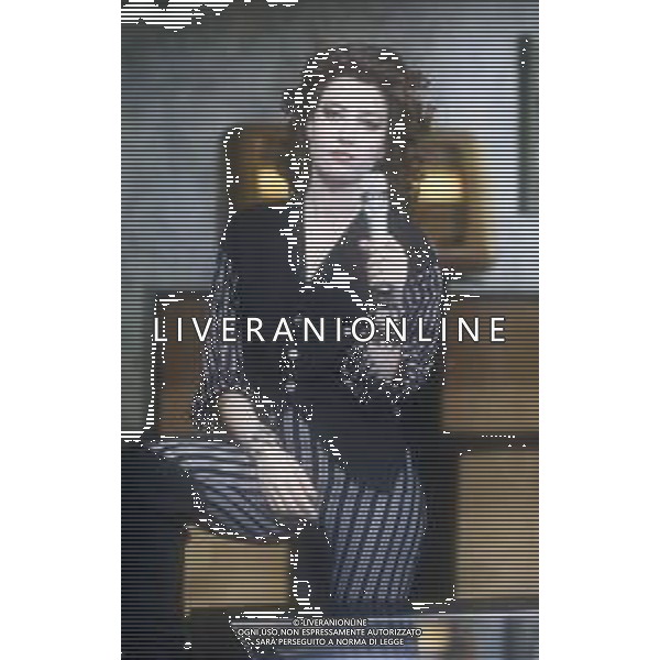 DIAP-RETROSPETTIVA SABINA GUZZANTI ATTRICE NELLA FOTO SABINA GUZZANTI NELLA TRASMISSIONE TELEVISIVA “LA TV DELLE RAGAZZE“ ANNO 1989 AG ALDO LIVERANI SAS