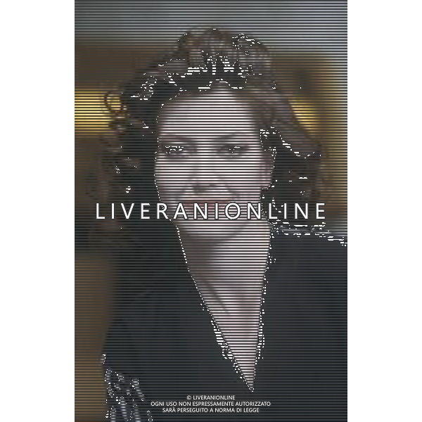 DIAP-RETROSPETTIVA SABINA GUZZANTI ATTRICE NELLA FOTO SABINA GUZZANTI NELLA TRASMISSIONE TELEVISIVA “LA TV DELLE RAGAZZE“ ANNO 1989 AG ALDO LIVERANI SAS