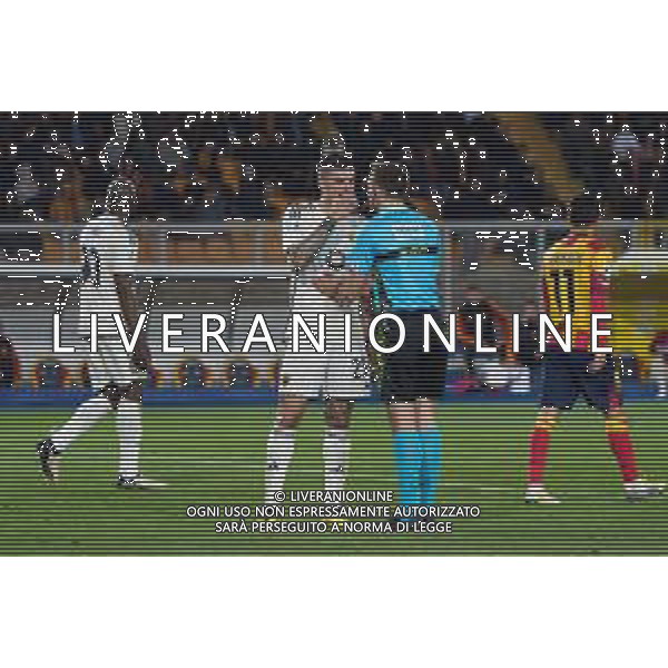 TVEM Gianluca Mancini of AS Roma protests with the referee Matteo Marcenaro of Genova during the Italian soccer Serie A match US Lecce vs AS Roma on April 1, 2024 at Via del Mare Stadium in Lecce, Italy. Photo Emmanuele Mastrodonato/agenzia Liverani