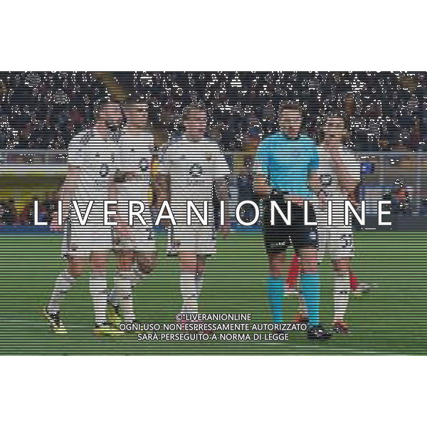 TVEM Players of AS Roma protests with the referee Matteo Marcenaro of Genova during the Italian soccer Serie A match US Lecce vs AS Roma on April 1, 2024 at Via del Mare Stadium in Lecce, Italy. Photo Emmanuele Mastrodonato/agenzia Liverani/ AGENZIA ALDO LIVERANI SAS
