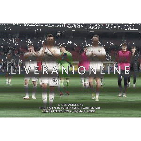 TVEM the AS Roma players applauds fans during the Italian soccer Serie A match US Lecce vs AS Roma on April 1, 2024 at Via del Mare Stadium in Lecce, Italy. Photo Emmanuele Mastrodonato/agenzia Liverani/ AGENZIA ALDO LIVERANI SAS