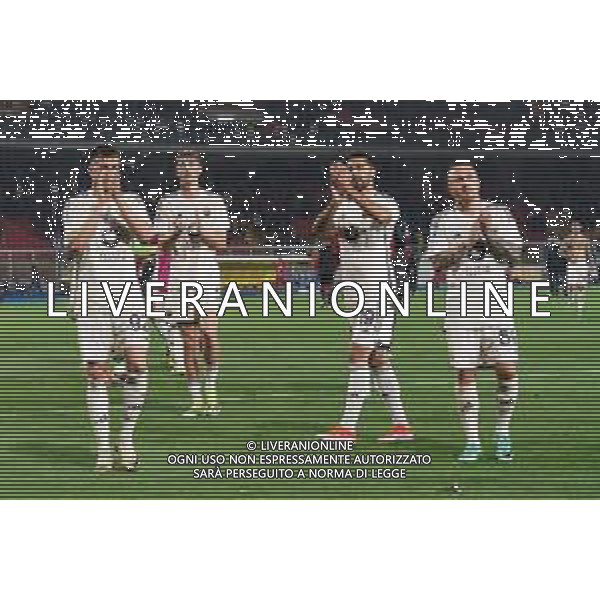 TVEM the AS Roma players applauds fans during the Italian soccer Serie A match US Lecce vs AS Roma on April 1, 2024 at Via del Mare Stadium in Lecce, Italy. Photo Emmanuele Mastrodonato/agenzia Liverani/ AGENZIA ALDO LIVERANI SAS
