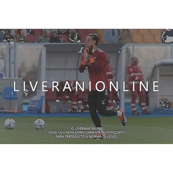 TVEM Mile Svilar of AS Roma greet the fans during the Italian soccer Serie A match US Lecce vs AS Roma on April 1, 2024 at Via del Mare Stadium in Lecce, Italy. Photo Emmanuele Mastrodonato/agenzia Liverani / AGENZIA ALDO LIVERANI SAS