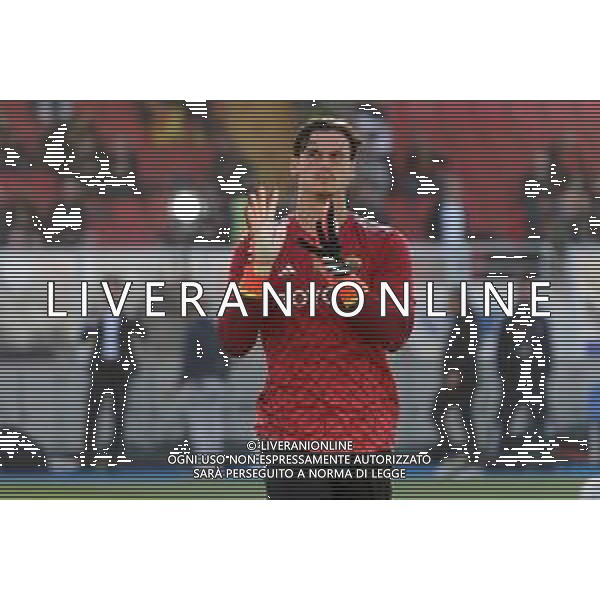 TVEM Mile Svilar of AS Roma greet the fans during the Italian soccer Serie A match US Lecce vs AS Roma on April 1, 2024 at Via del Mare Stadium in Lecce, Italy. Photo Emmanuele Mastrodonato/agenzia Liverani / AGENZIA ALDO LIVERANI SAS