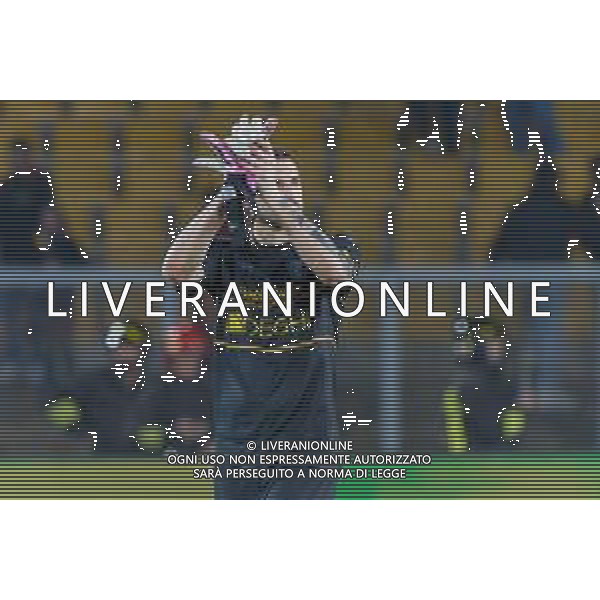 TVEM Wladimiro Falcone of US Lecce greet the fans during the Italian soccer Serie A match US Lecce vs AS Roma on April 1, 2024 at Via del Mare Stadium in Lecce, Italy. Photo Emmanuele Mastrodonato/agenzia Liverani / AGENZIA ALDO LIVERANI SAS
