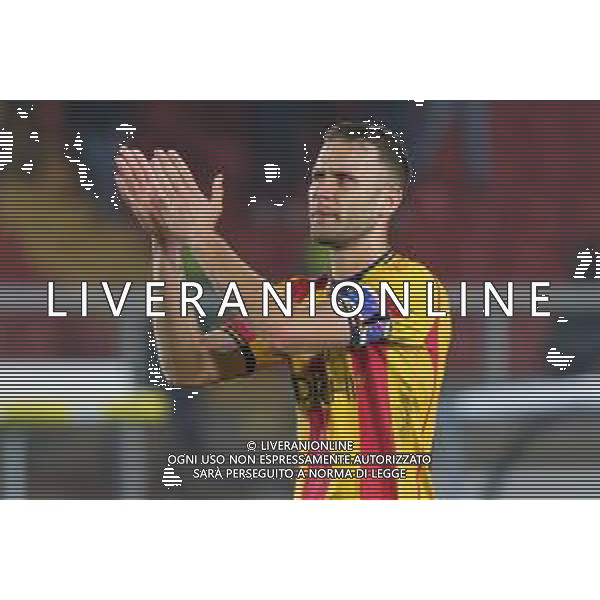 TVEM Alexis Blin of US Lecce greet the fans during the Italian soccer Serie A match US Lecce vs AS Roma on April 1, 2024 at Via del Mare Stadium in Lecce, Italy. Photo Emmanuele Mastrodonato/agenzia Liverani / AGENZIA ALDO LIVERANI SAS