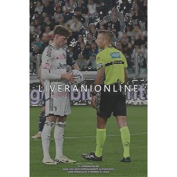 Torino 02.04.2024 Stadio Allianz Stadium ©Alessandro Falzone/Agenzia Aldo Liverani Juventus vs Lazio Coppa Italia Frecciarossa 2023/2024 Semifinale AnLata Nella foto : ARBITRO MASSA DAVIDE E DUSAN VLAHOVIC PRONTO PER TIRARE IL RIGORE ©Falzone / AGENZIA ALDO LIVERANI SAS