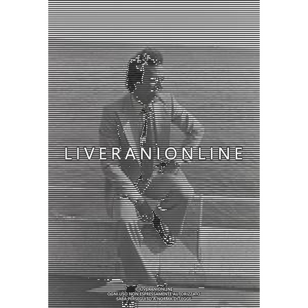 NEG-RETROSPETTIVA JULIO IGLESIAS CANTANTE NELLA FOTO JULIO IGLESIAS A CANNES NELL\'ANNO 1979 AG ALDO LIVERANI SAS 