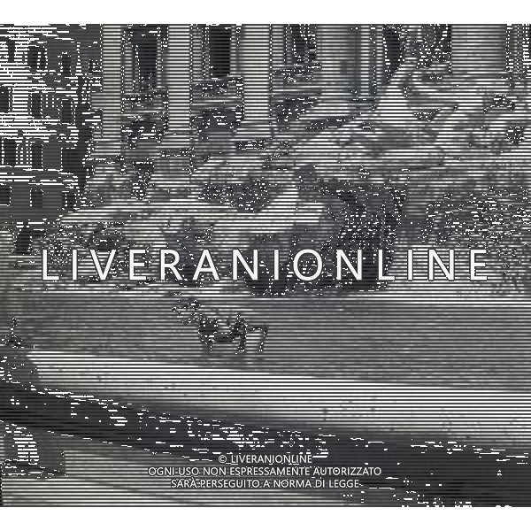 NEG-1950-1955 ROMA FONTANA DI TREVI NELLA FOTO I RAGAZZINI RACCOLGONO LE MONETE GETTATE DAI TURISTI NELLA FONTANA DI TREVI AG ALDO LIVERANI SAS