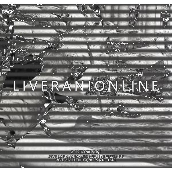 NEG-1950-1955 ROMA FONTANA DI TREVI NELLA FOTO I RAGAZZINI RACCOLGONO LE MONETE GETTATE DAI TURISTI NELLA FONTANA DI TREVI AG ALDO LIVERANI SAS