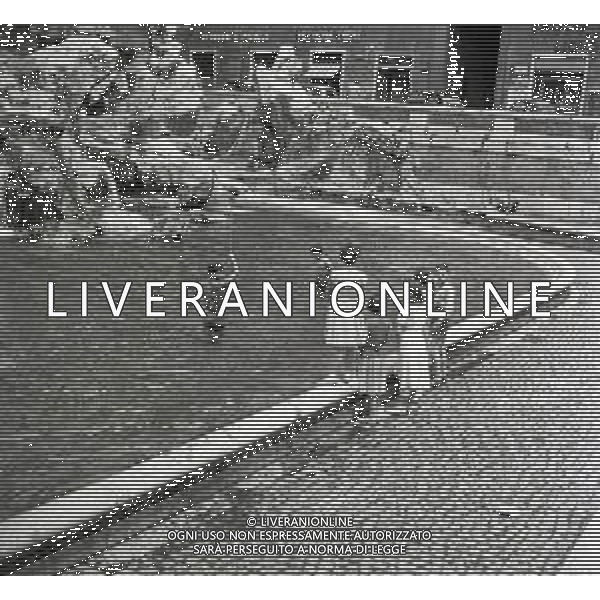 NEG-1950-1955 ROMA FONTANA DI TREVI NELLA FOTO I RAGAZZINI RACCOLGONO LE MONETE GETTATE DAI TURISTI NELLA FONTANA DI TREVI AG ALDO LIVERANI SAS
