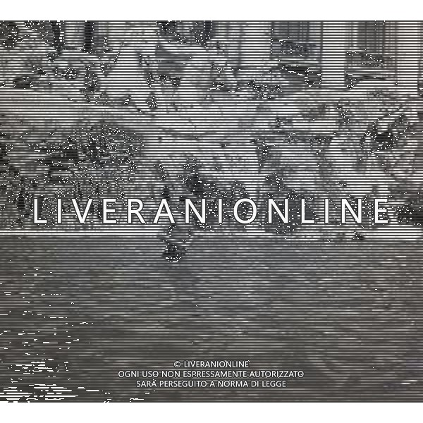 NEG-1950-1955 ROMA FONTANA DI TREVI NELLA FOTO I RAGAZZINI RACCOLGONO LE MONETE GETTATE DAI TURISTI NELLA FONTANA DI TREVI AG ALDO LIVERANI SAS