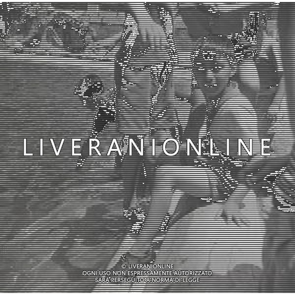 NEG-1950-1955 ROMA FONTANA DI TREVI NELLA FOTO I RAGAZZINI RACCOLGONO LE MONETE GETTATE DAI TURISTI NELLA FONTANA DI TREVI AG ALDO LIVERANI SAS