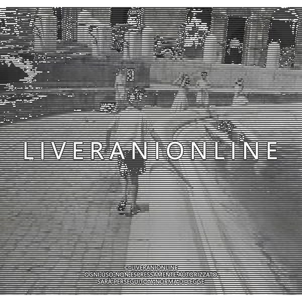 NEG-1950-1955 ROMA FONTANA DI TREVI NELLA FOTO I RAGAZZINI RACCOLGONO LE MONETE GETTATE DAI TURISTI NELLA FONTANA DI TREVI AG ALDO LIVERANI SAS
