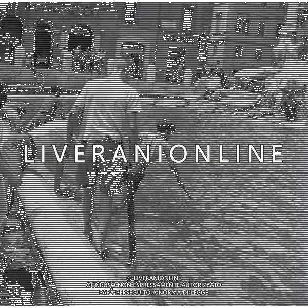 NEG-1950-1955 ROMA FONTANA DI TREVI NELLA FOTO I RAGAZZINI RACCOLGONO LE MONETE GETTATE DAI TURISTI NELLA FONTANA DI TREVI AG ALDO LIVERANI SAS