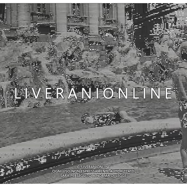 NEG-1950-1955 ROMA FONTANA DI TREVI NELLA FOTO I RAGAZZINI RACCOLGONO LE MONETE GETTATE DAI TURISTI NELLA FONTANA DI TREVI AG ALDO LIVERANI SAS