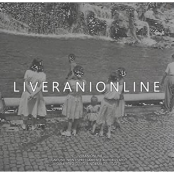 NEG-1950-1955 ROMA FONTANA DI TREVI NELLA FOTO I RAGAZZINI RACCOLGONO LE MONETE GETTATE DAI TURISTI NELLA FONTANA DI TREVI AG ALDO LIVERANI SAS