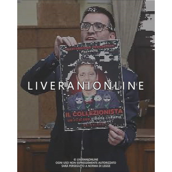IMOLA 04 04 2024 CONSIGLIO COMUNALE FOTO TRAPPOLE,CAMBIAMENTO DI SIMONE CARAPIA DALLA LEGA A FRATELLI D\'ITALIA NELLA FOTO PROTESTA DI FLIPPO SAMACCHINI CON UN POSTER PER PASSAGGIO DI SIMONE CARAPIA DA LEGA A FRATELLI D\'ITALIA ©SANNA / AGENZIA ALDO LIVERANI SAS